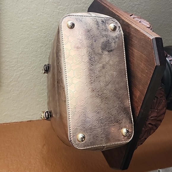 Michael Kors Metallic Signature Gold Shoulder Bag - Picture 4 of 13